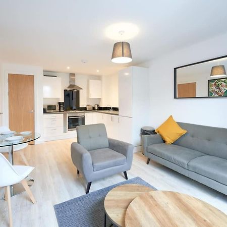 Fabulous 1 Bedroom Apartment In Central Preston Престън Екстериор снимка