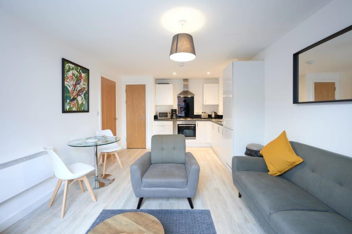 Fabulous 1 Bedroom Apartment In Central Preston Престън Екстериор снимка